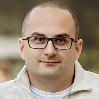Muž s okuliarmi a neutrálnym výrazom