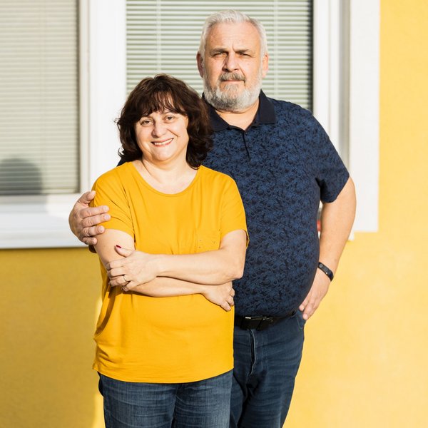 Muž a žena stoja pred domom