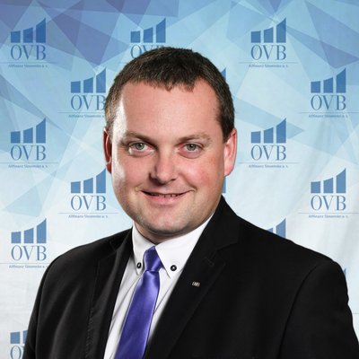 Muž s fialovou kravatou a úsmevom