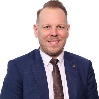 Muž v modrom obleku a kravate