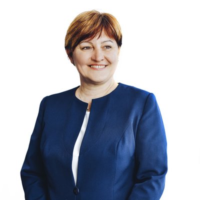 Usmiata žena v modrom kostýme