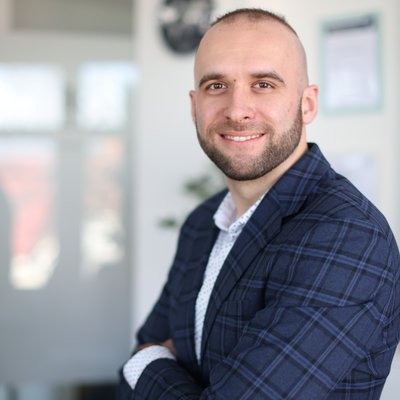 Muž v károvom saku s úsmevom