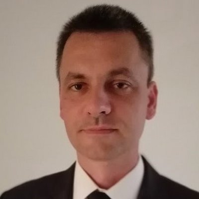 Muž v obleku s neutrálnym výrazom