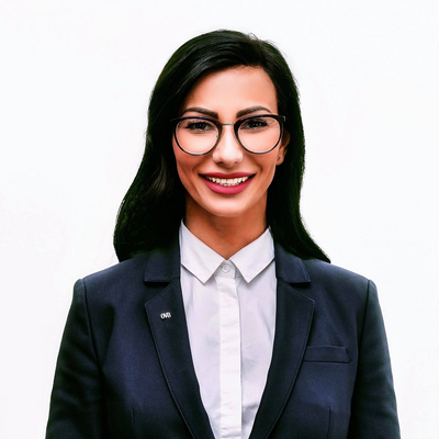 Žena v saku a okuliaroch OVB