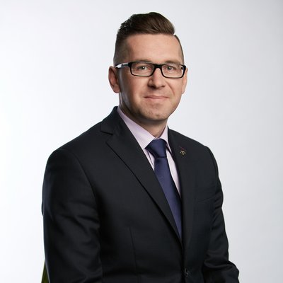 Muž v obleku s okuliarmi na portréte