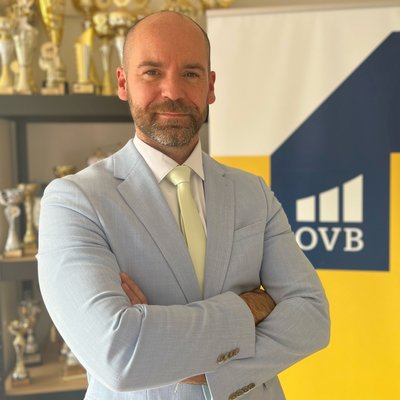 Finančný sprostredkovateľ  OVB v modrom obleku