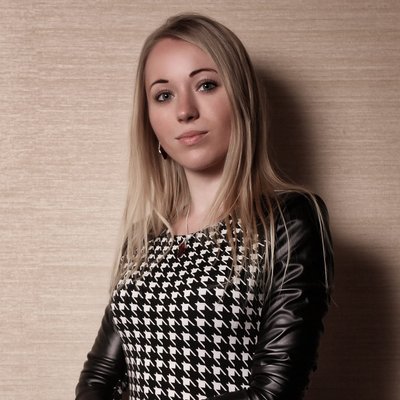 Mladá žena v kontrastných šatách