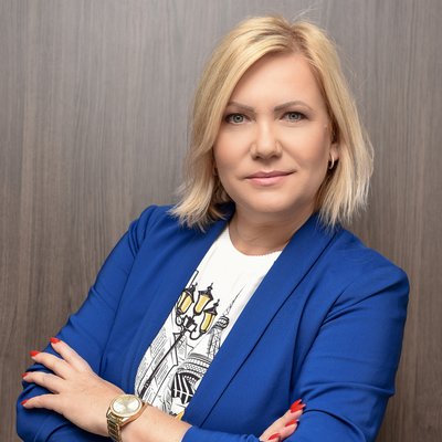 Blondína v modrom s prekríženými rukami