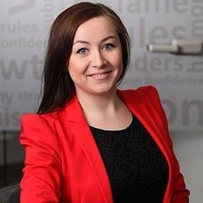 Usmievavá žena v červenom saku