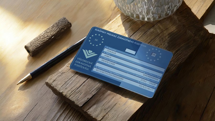 Európsky preukaz zdravotného poistenia položený na stole ako symbol základného zdravotného krytia počas cestovania v zahraničí.