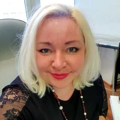 Usmievavá blondína v kancelárii