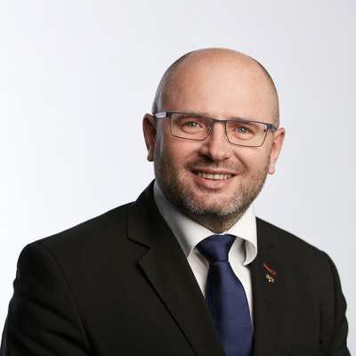 Portrét muža v obleku s okuliarmi