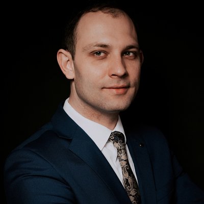 Muž v modrom obleku s kravatou