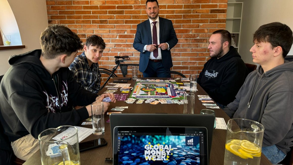 Skupina mladých mužov hrajúca finančnú hru