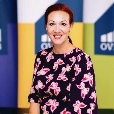 Žena v šatách s kvetinovým vzorom