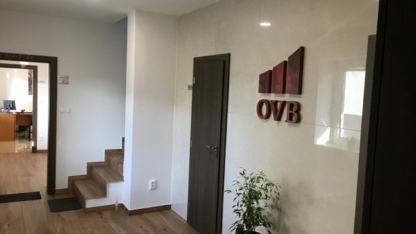 Vstupná hala OVB s logom