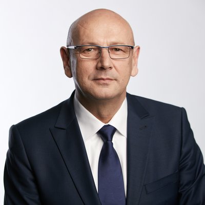 Portrét muža v obleku s modrou kravatou