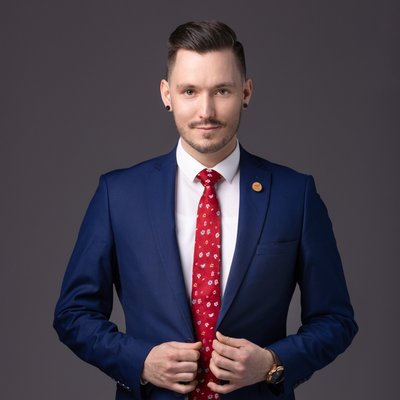 Sebavedomý muž v modrom obleku