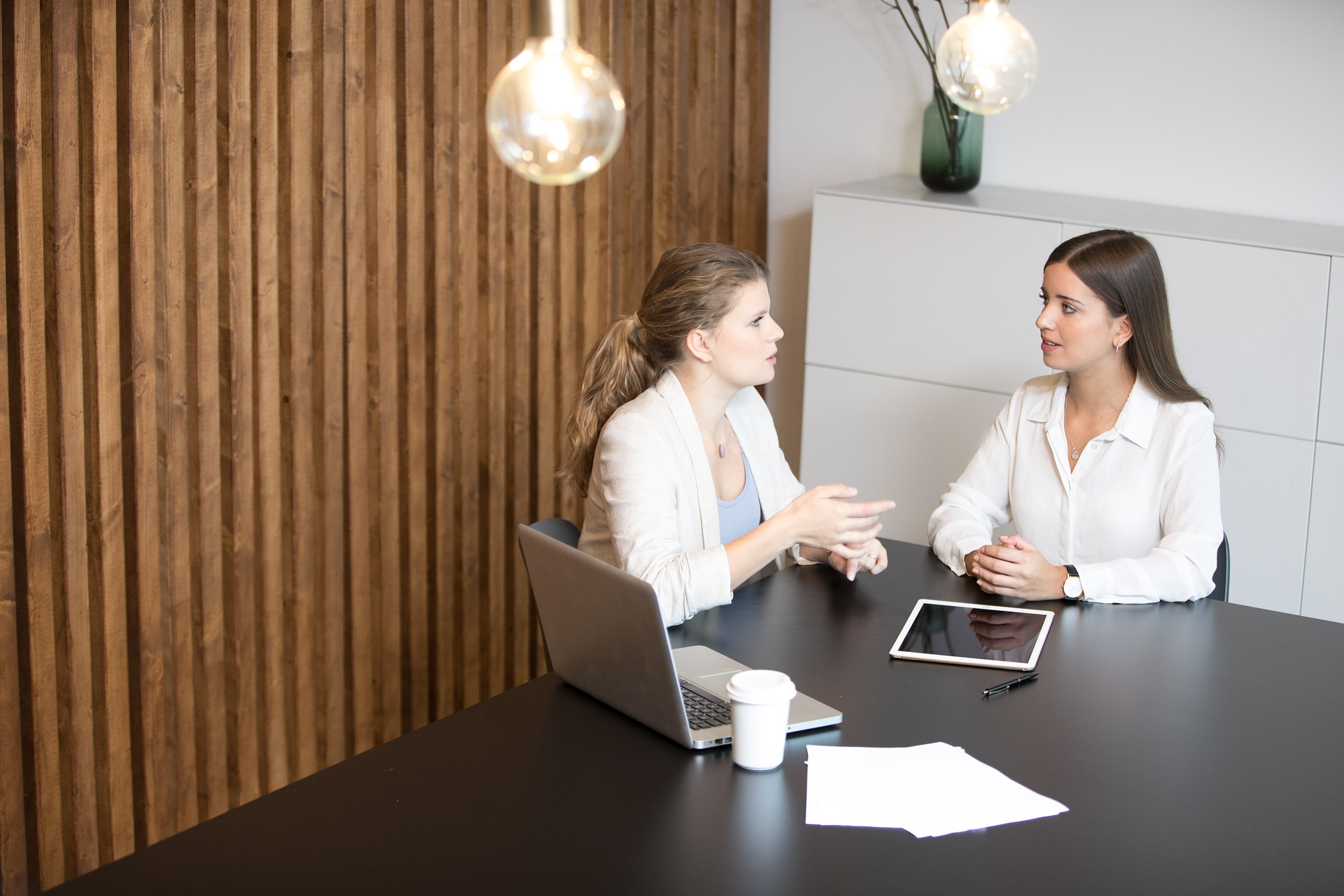 Financny sprostredkovatel vie pomoct dve zeny v rozhovore