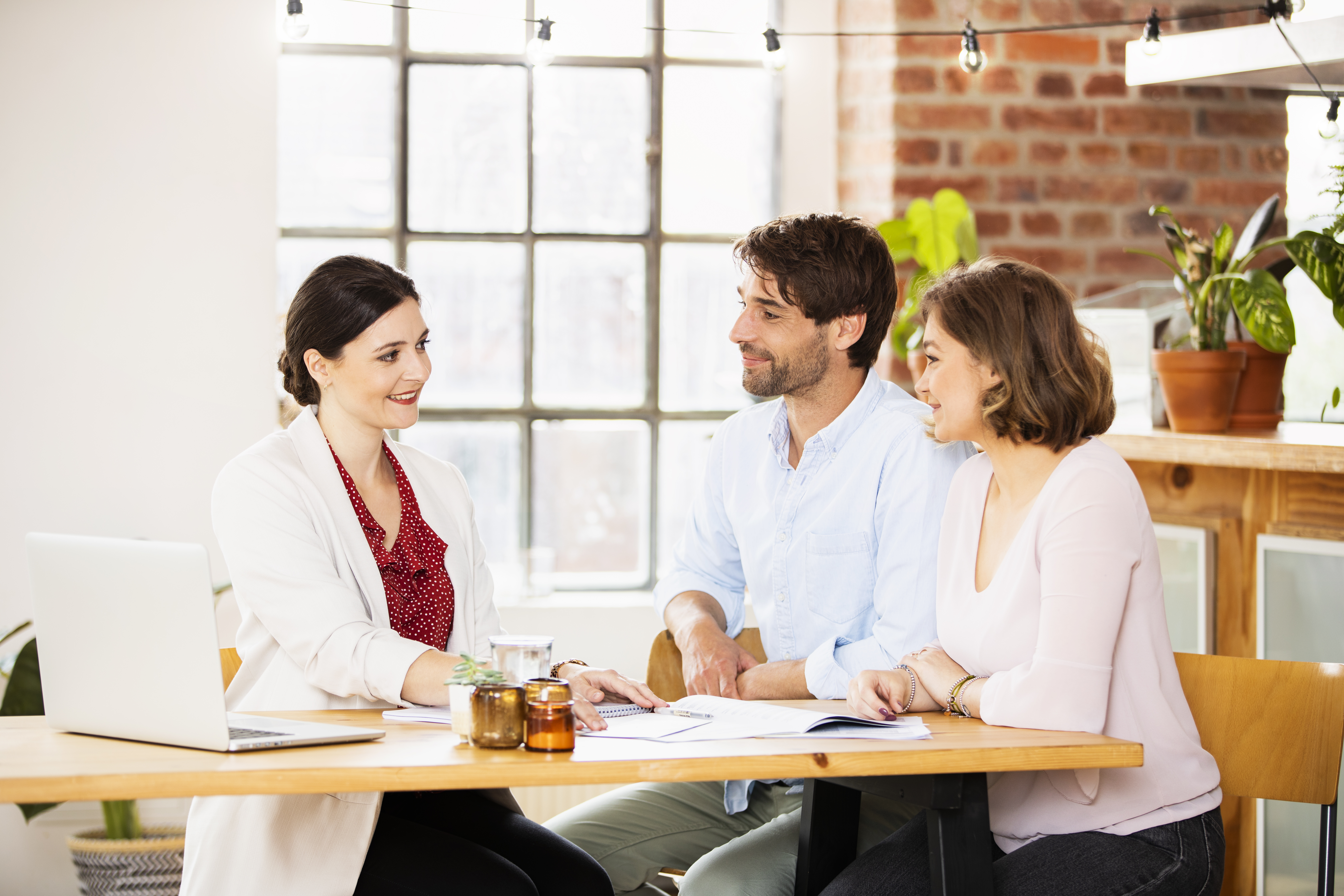 Dôchodky ľudia sedia spolu