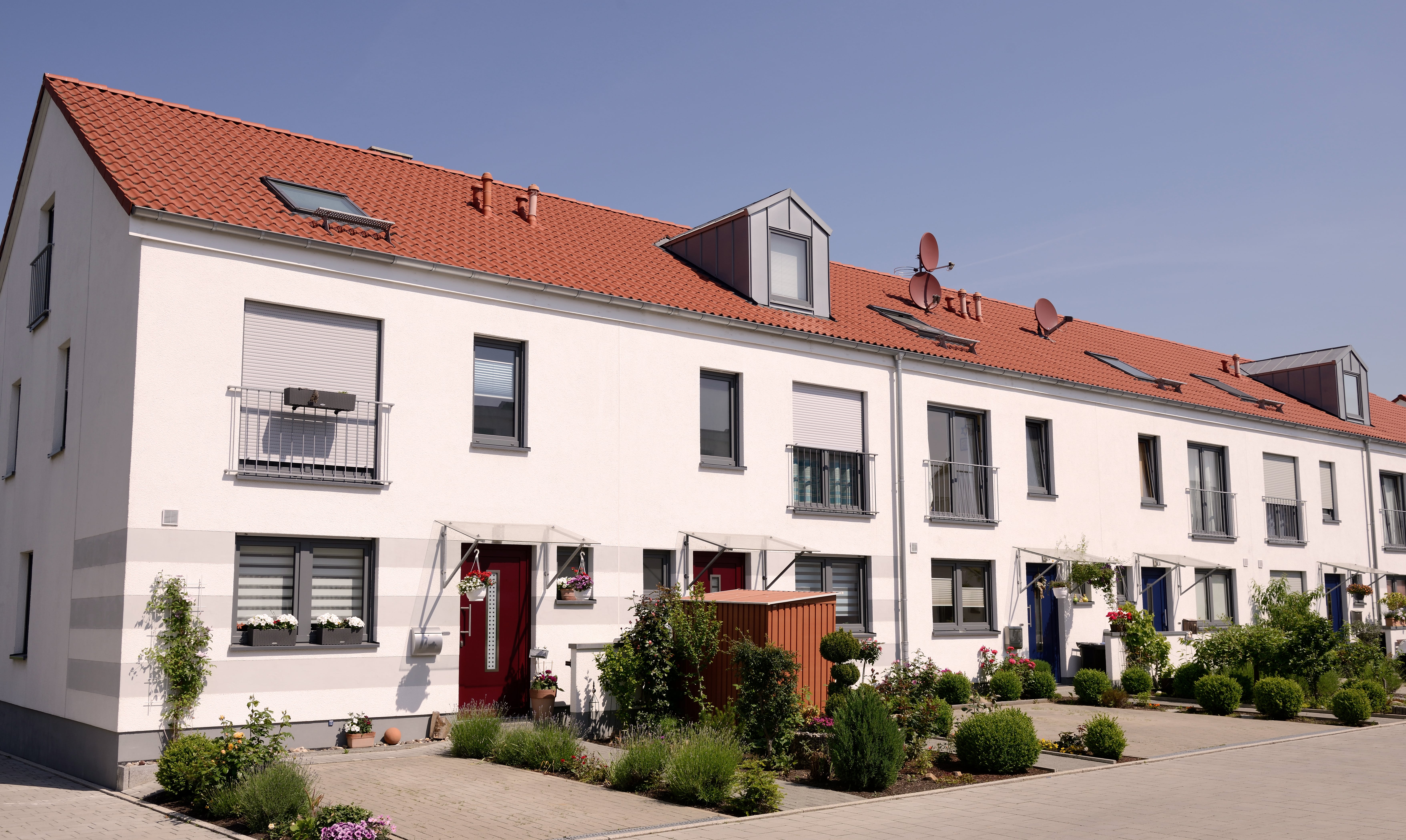 Moderné radové domy s upravenou predzáhradkou