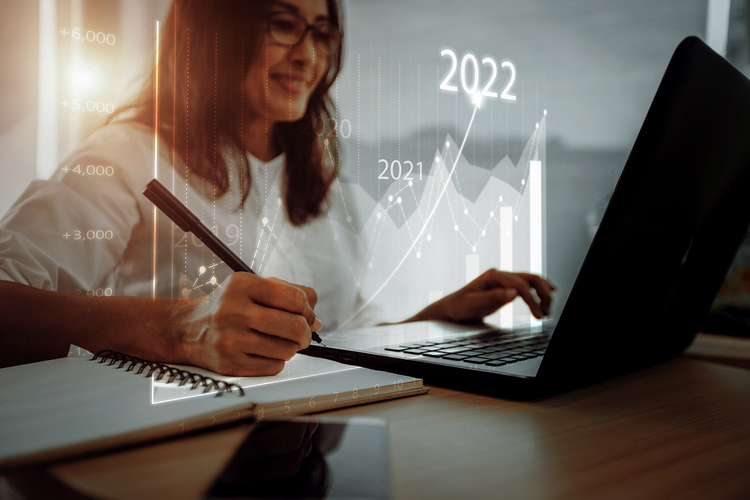 Žena pri notebooku analyzuje finančný rast