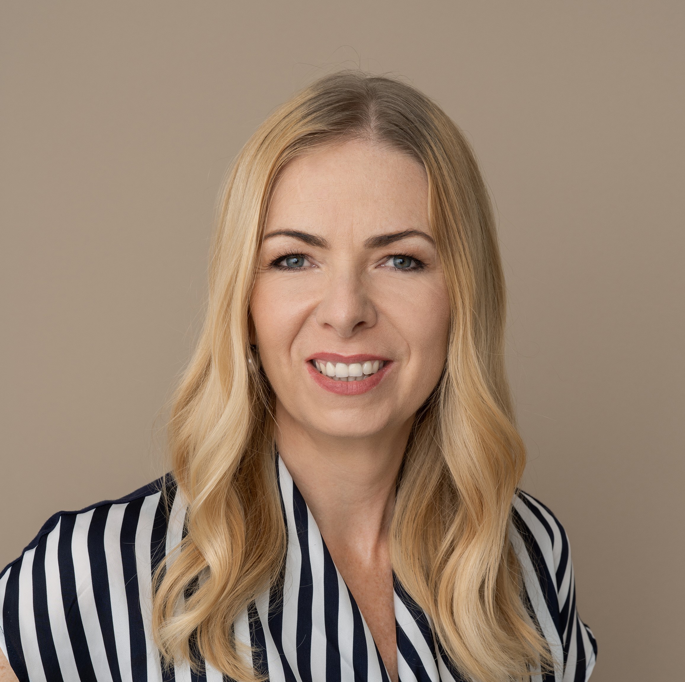 Portrét ženy na svetlom pozadí