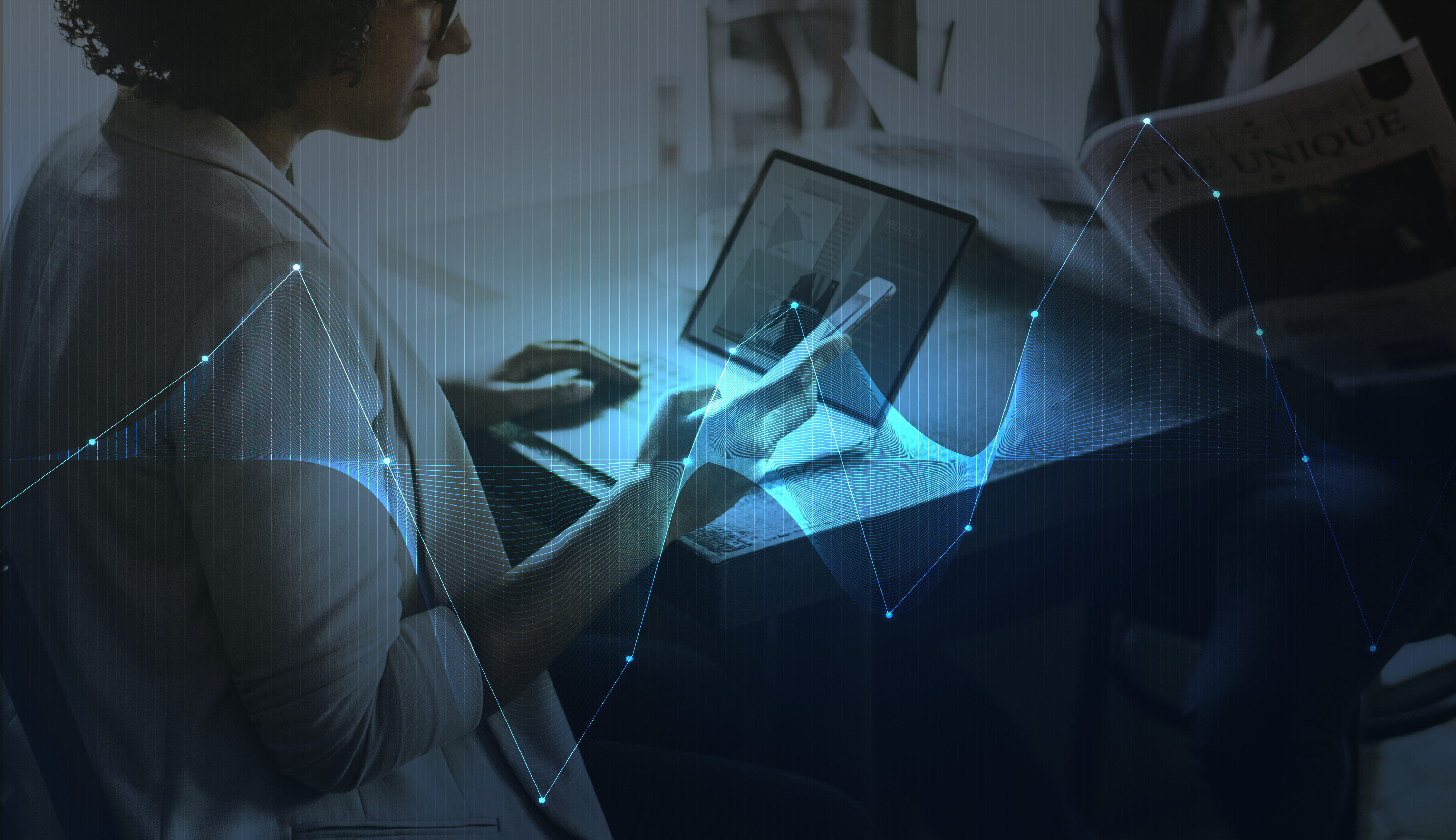 Žena analyzuje údaje na tablete a mobile