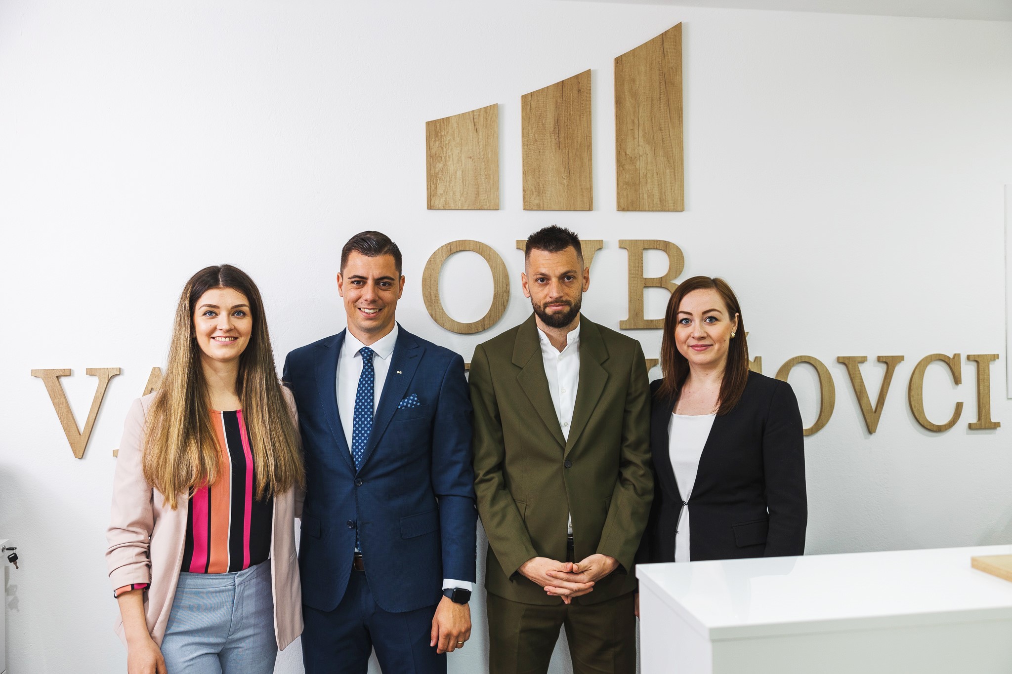 Finanční poradcovia OVB pózujú spolu v kancelárii