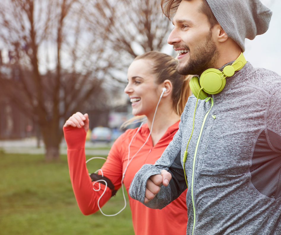 Mladý pár športuje a beží v parku