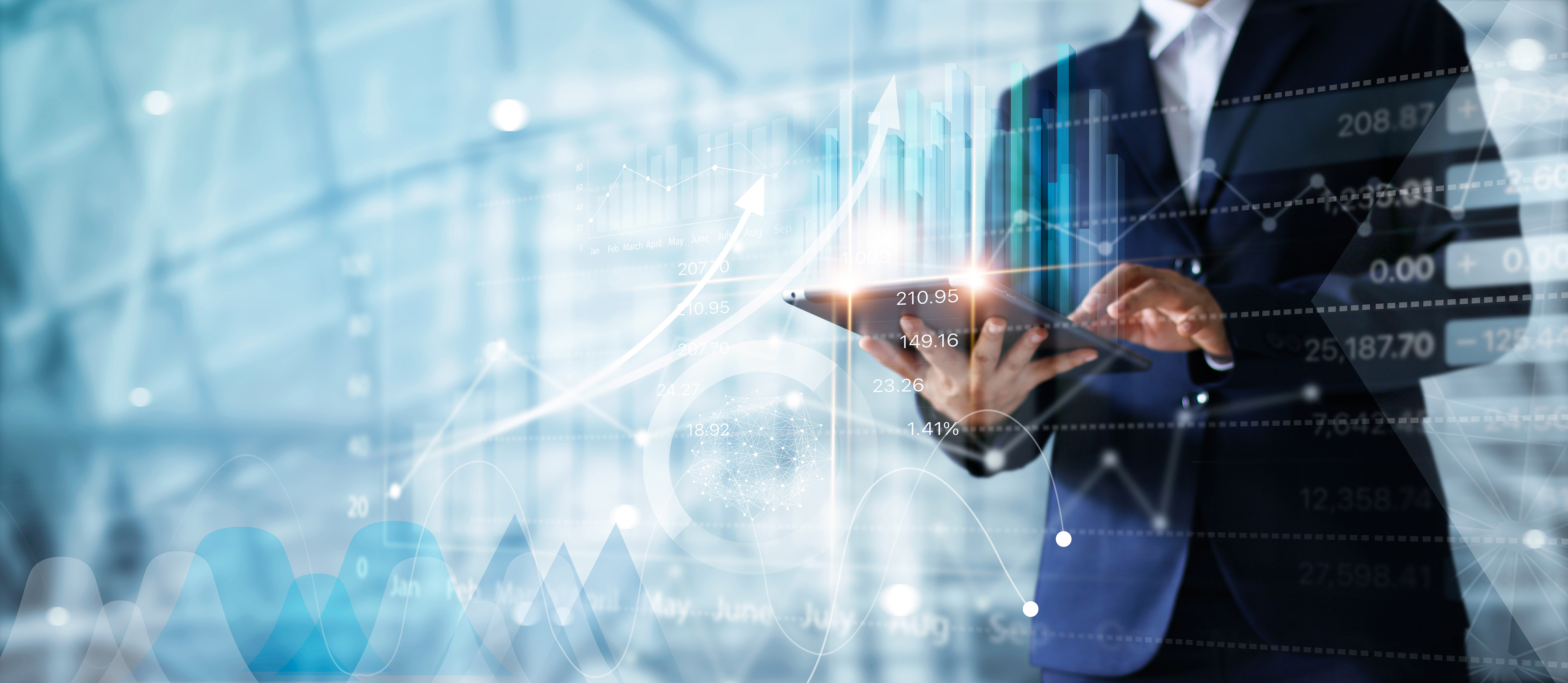 Muž s tabletom analyzuje grafy a investičné údaje