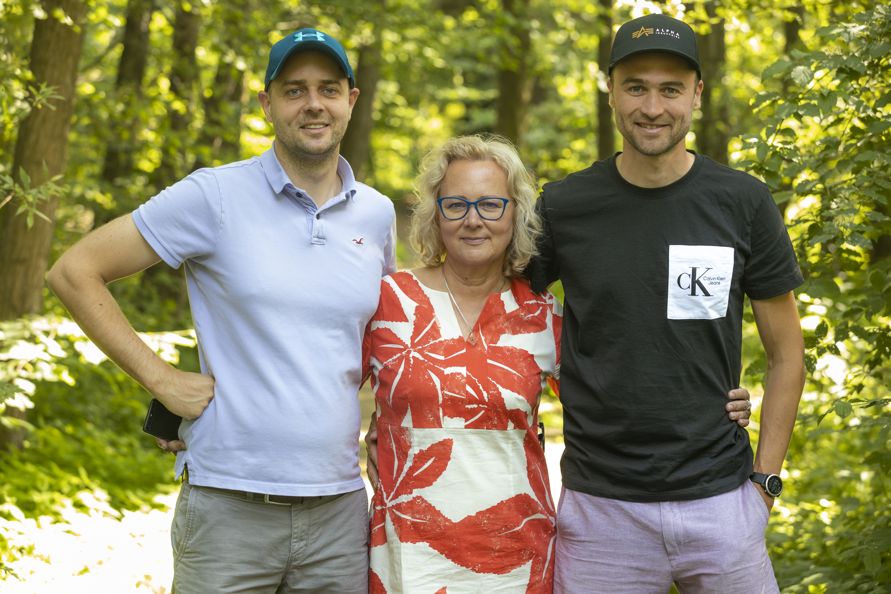 Rodinná fotografia v prírode počas letného dňa