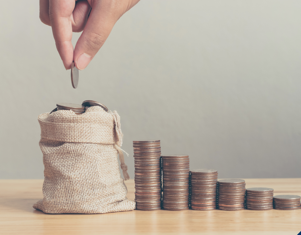 Ruka vkladá mincu do vreca s mincami