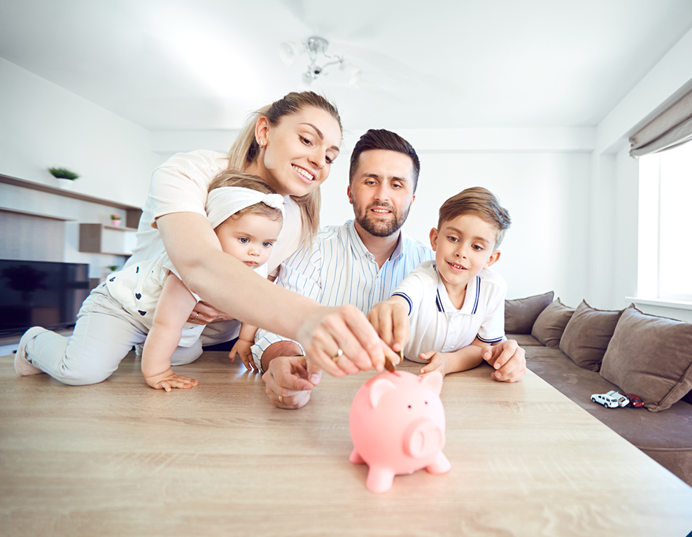 Rodina s dvoma deťmi v modernom byte vkladá mince do ružovej pokladničky