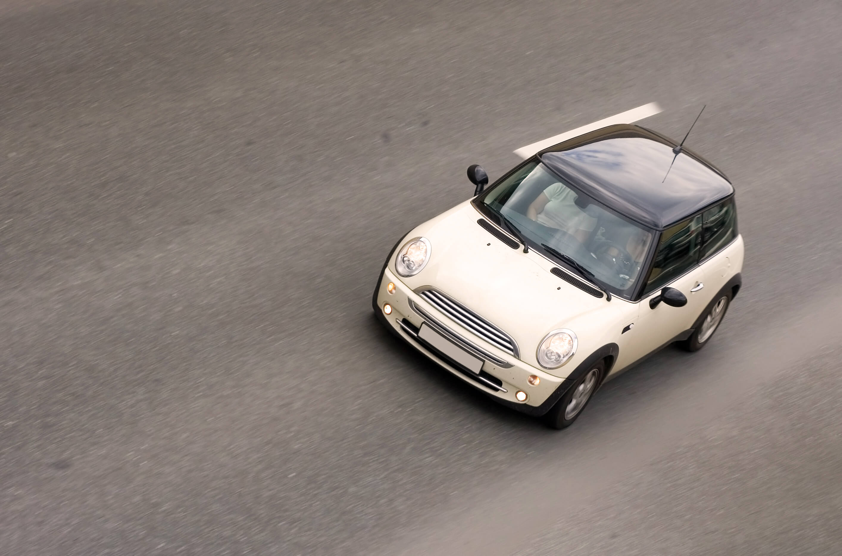 Auto Mini Cooper jazdí po ceste