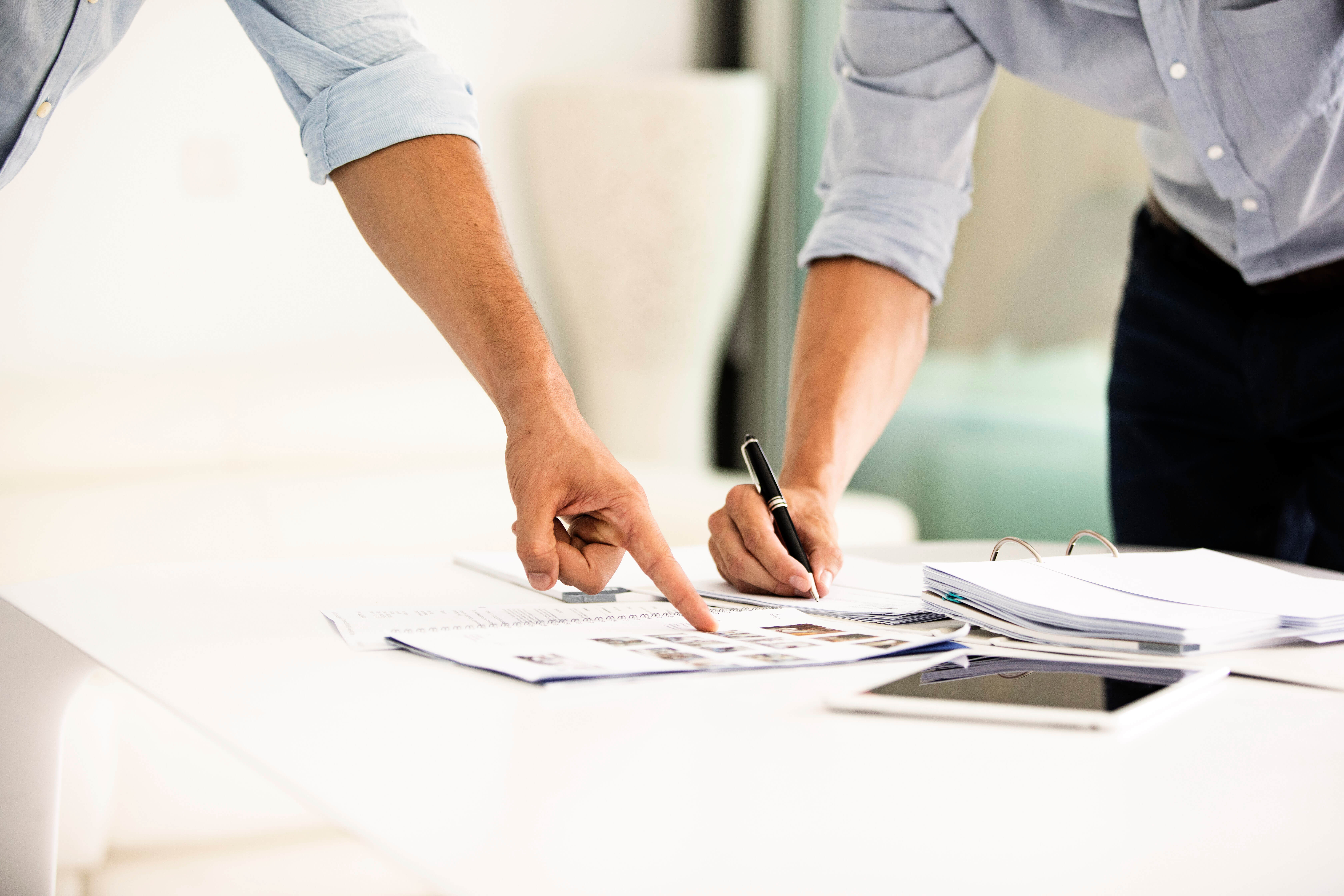 Ruky pracujúce s dokumentmi na stole