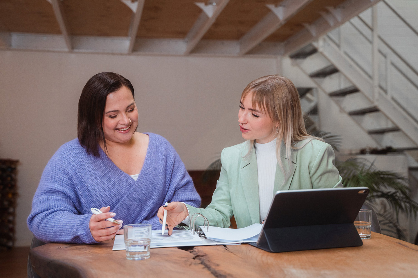 Finančná poradkyňa v rozhovore so zákazníčkou