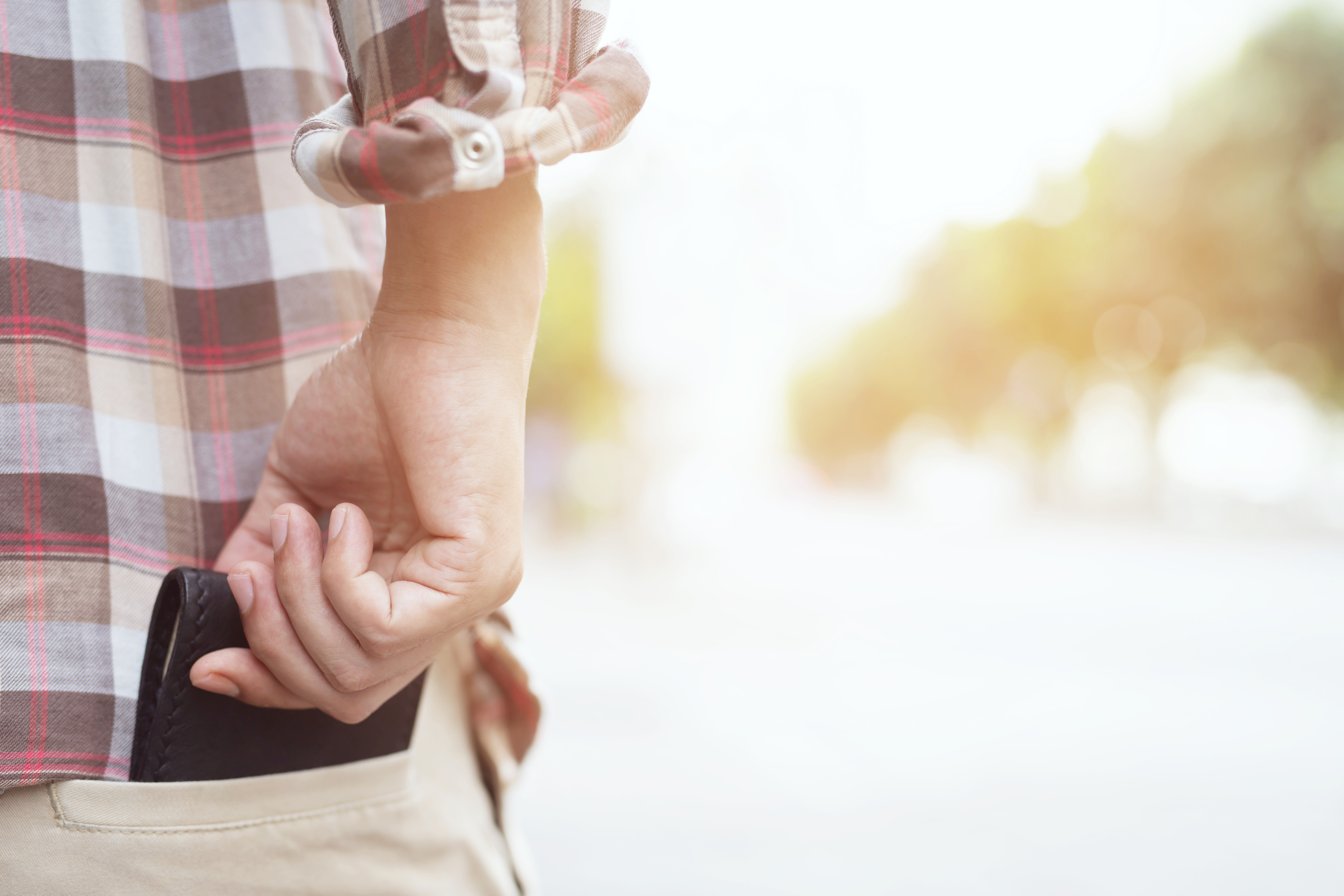 Muž vkladá peňaženku do zadného vrecka