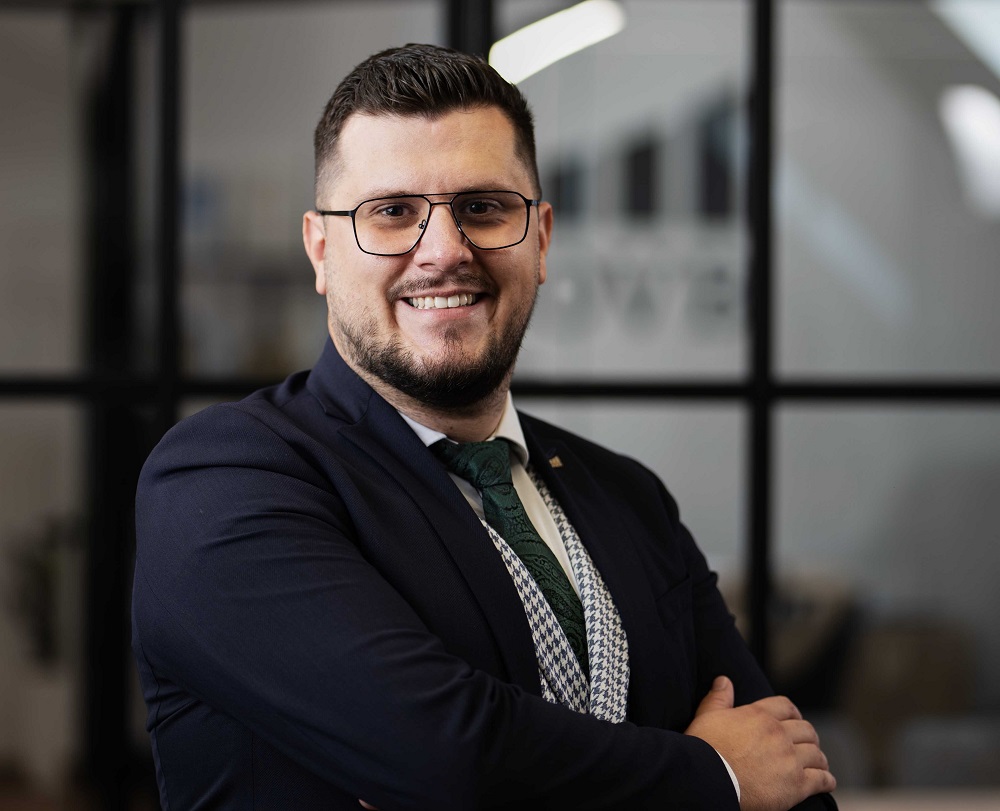 Muž s bradou a prekríženými rukami