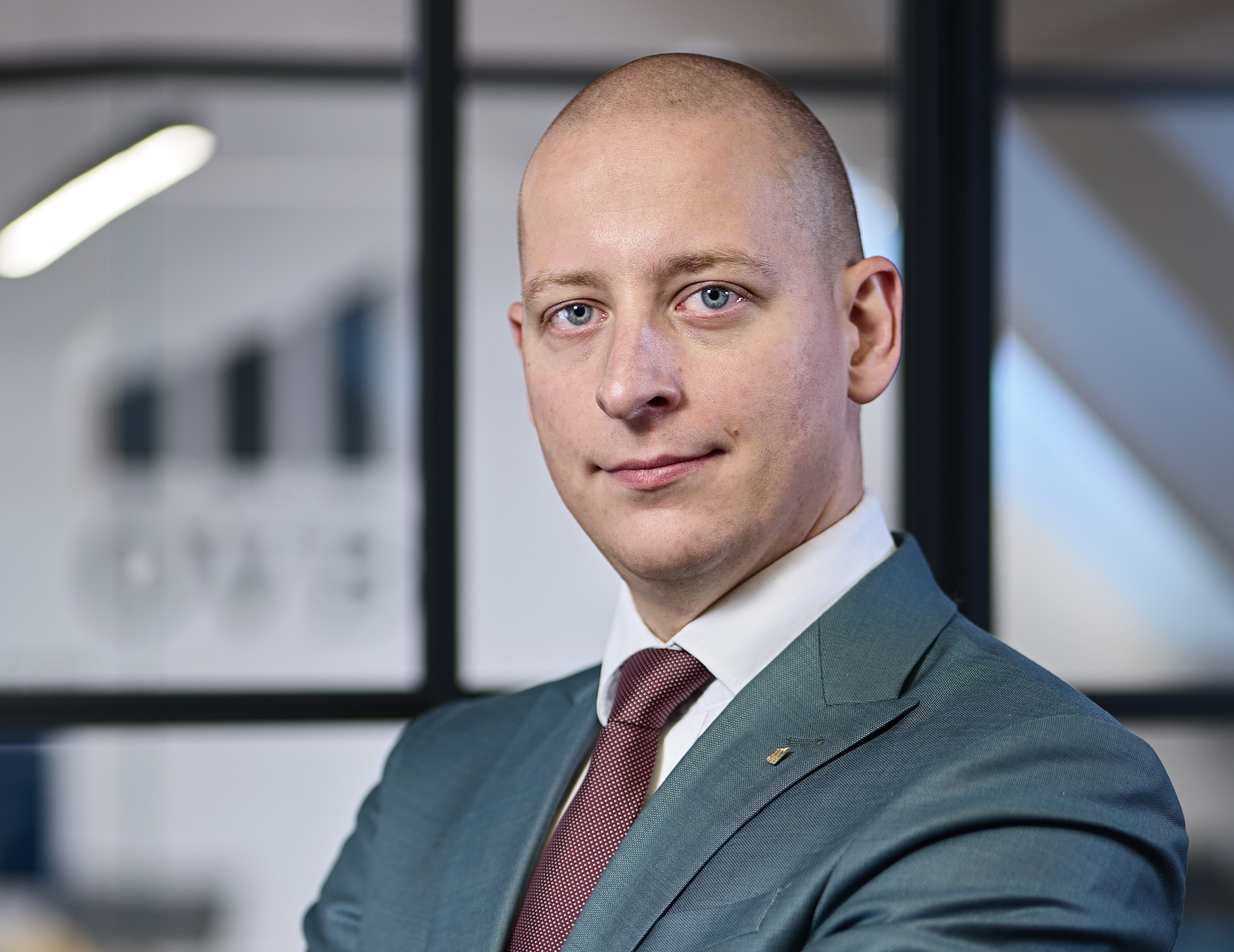 Manažér v obleku so serióznym pohľadom