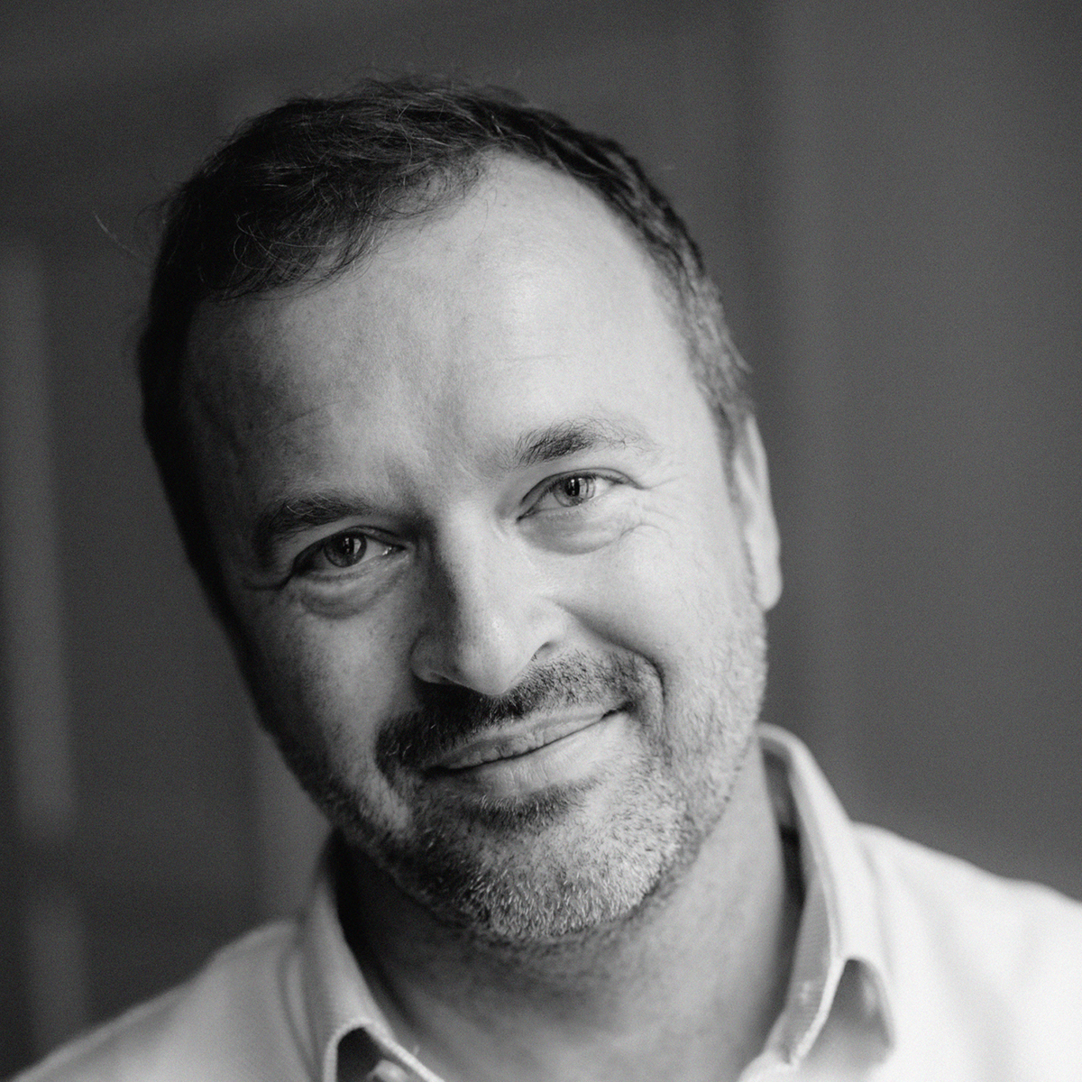 Portrét muža v čiernobielom prevedení