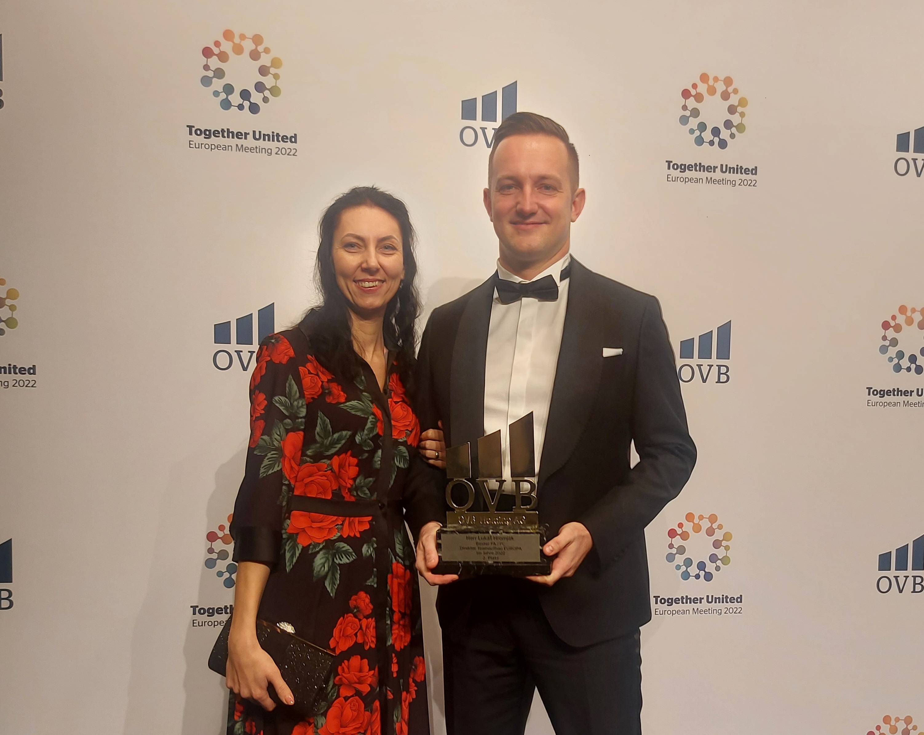 Výherca s partnerkou na OVB pódiu s trofejou
