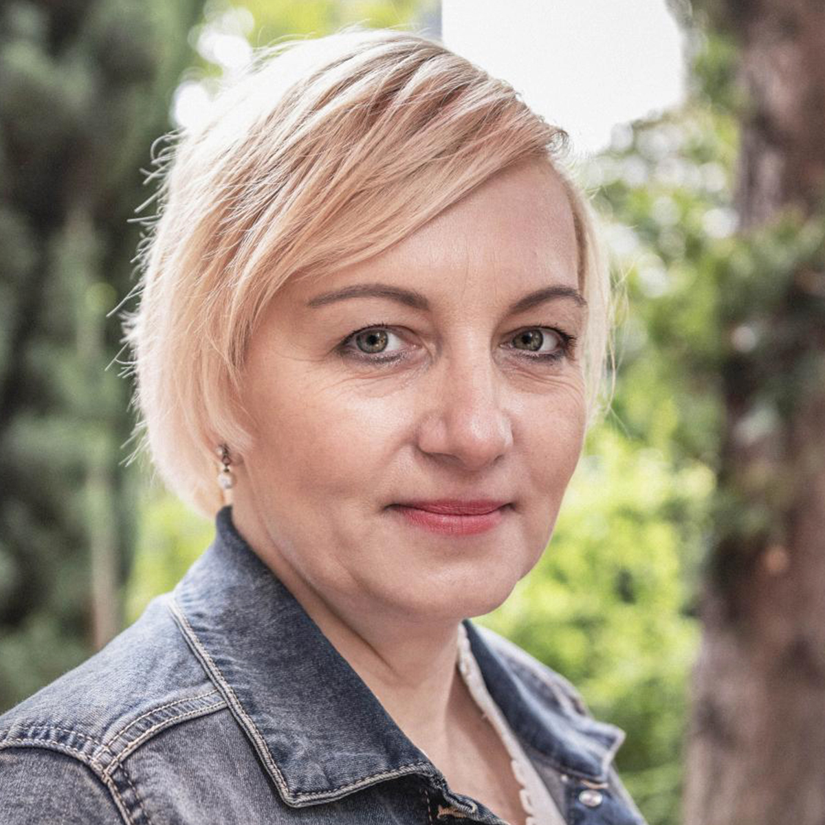 Portrét blond ženy s krátkymi vlasmi