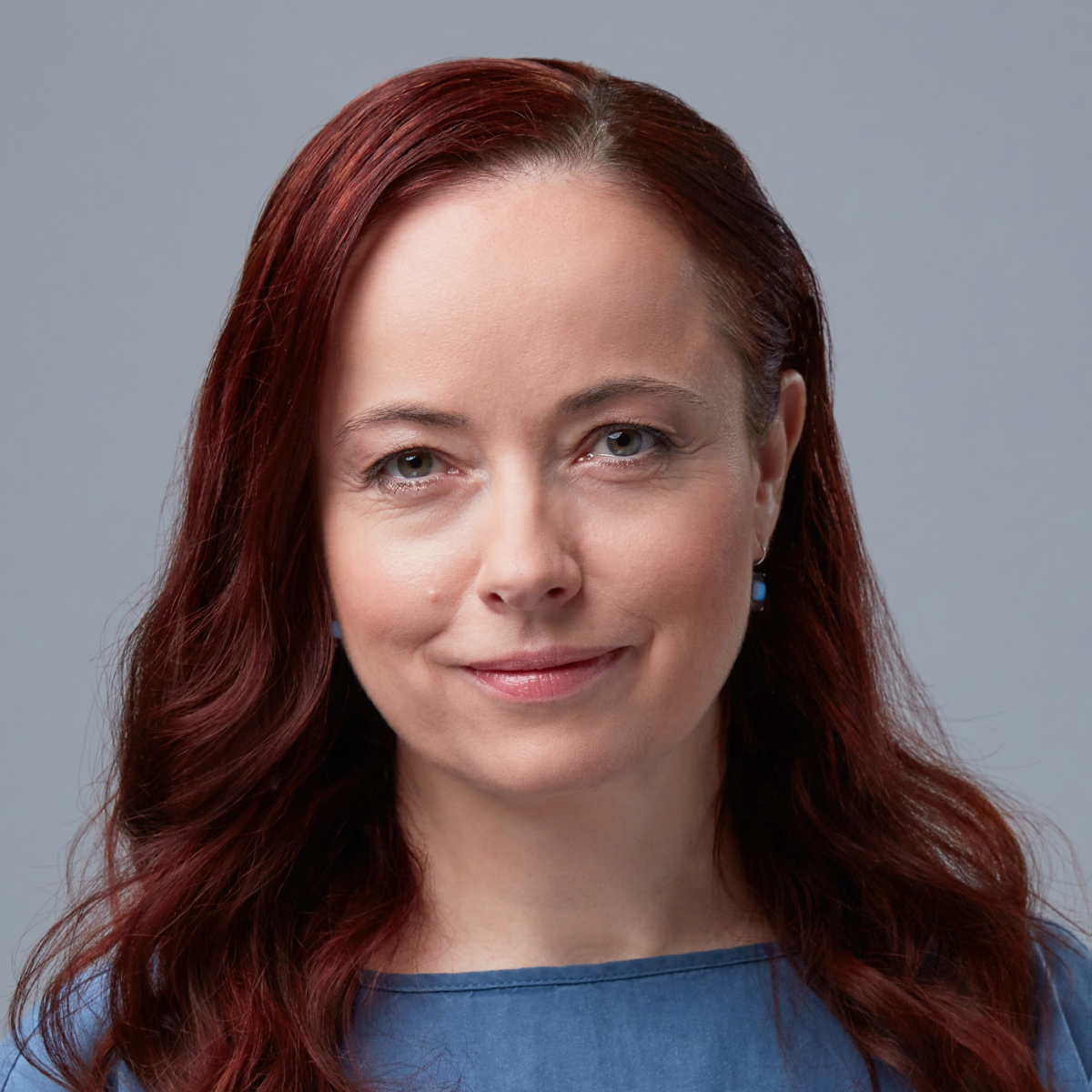 Portrét ženy s dlhými červenými vlasmi