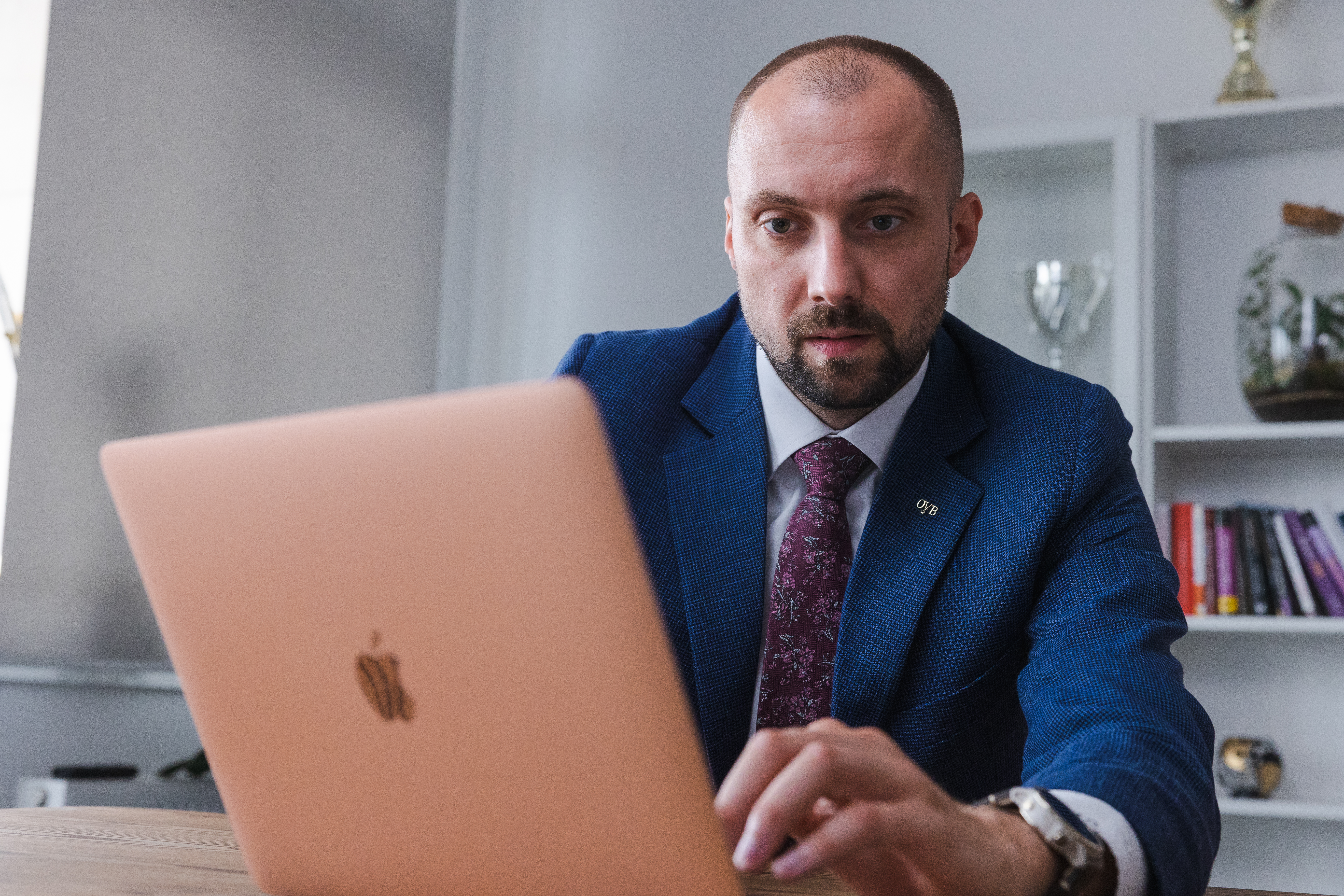 Finančný poradca OVB pracuje na analýze klienta