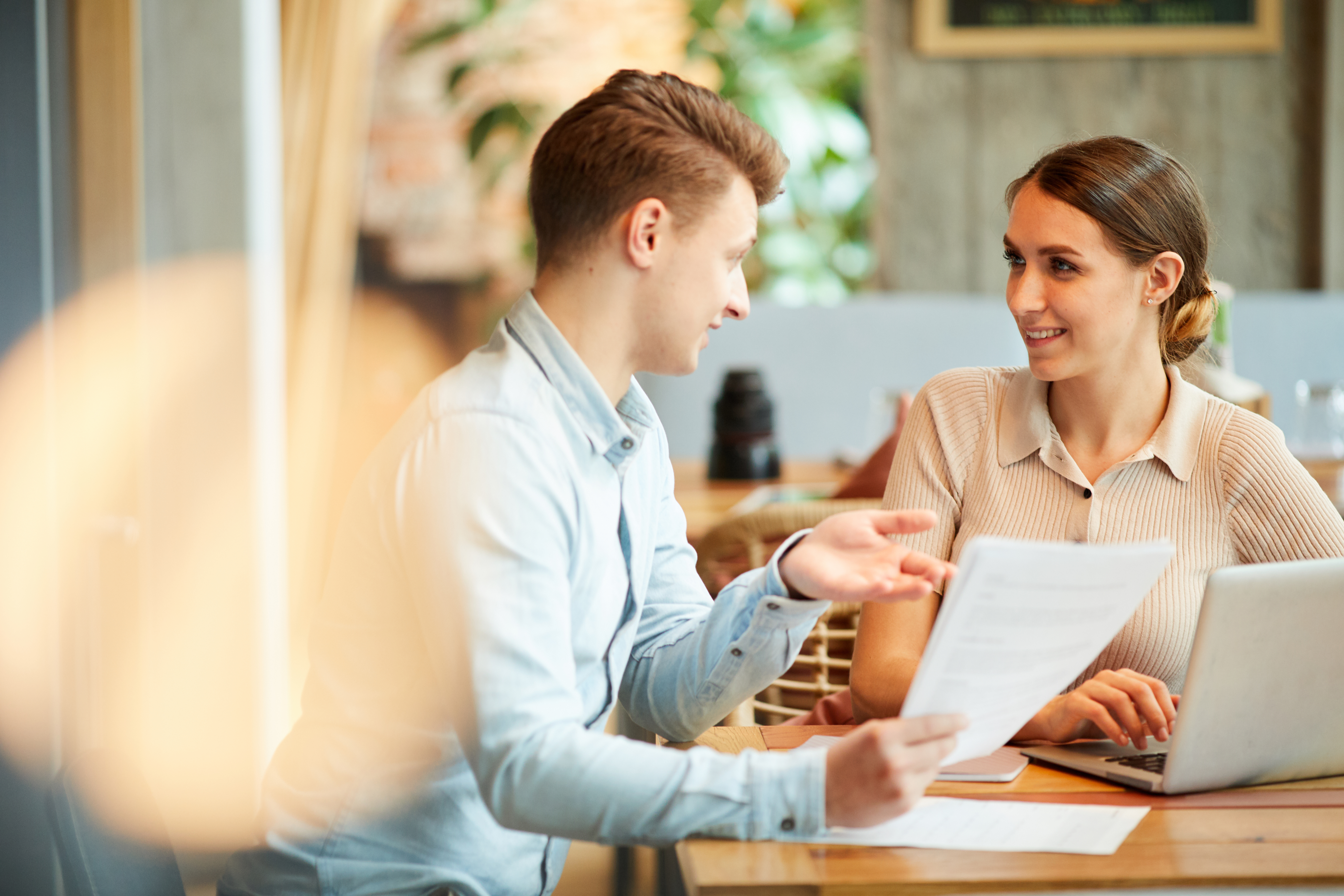 Mladý pár rieši financie v kaviarni