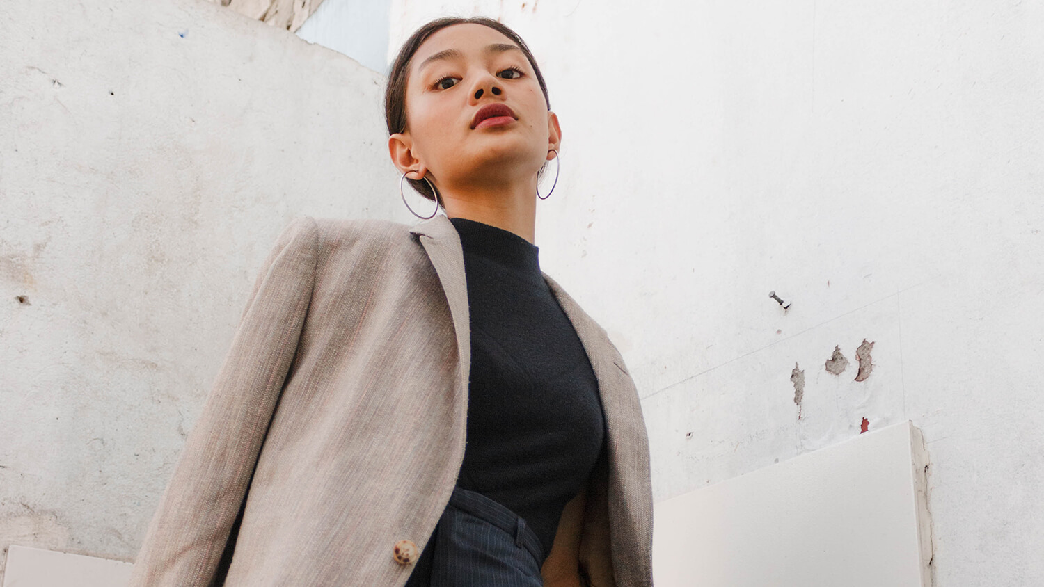 Silná žena sa pozerá do kamery - vyjednávanie o zvýšení platu Silná žena sa pozerá do kamery - vyjednávanie o zvýšení platu