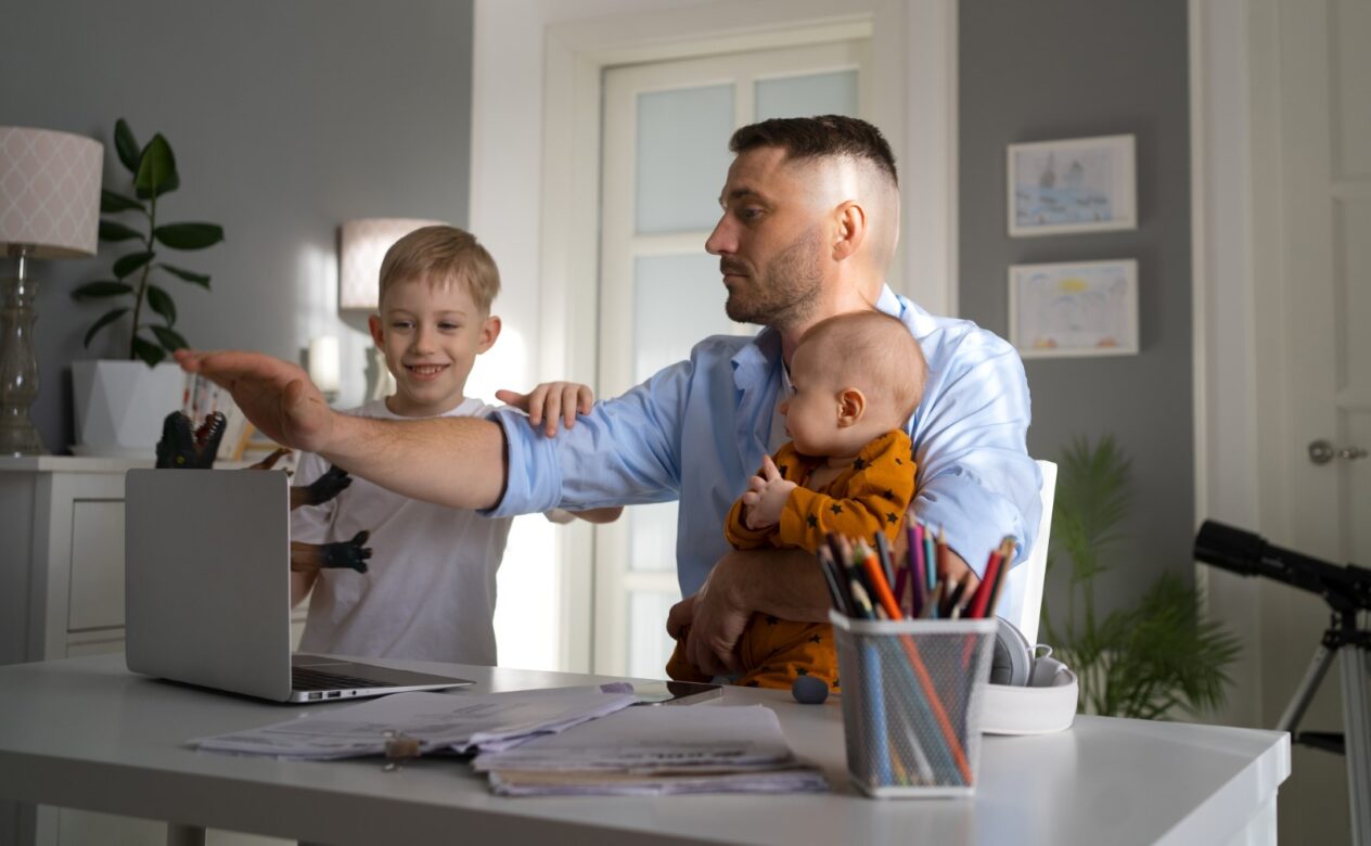 otec a deti sedia pri pocitaci otec a deti sedia pri pocitaci