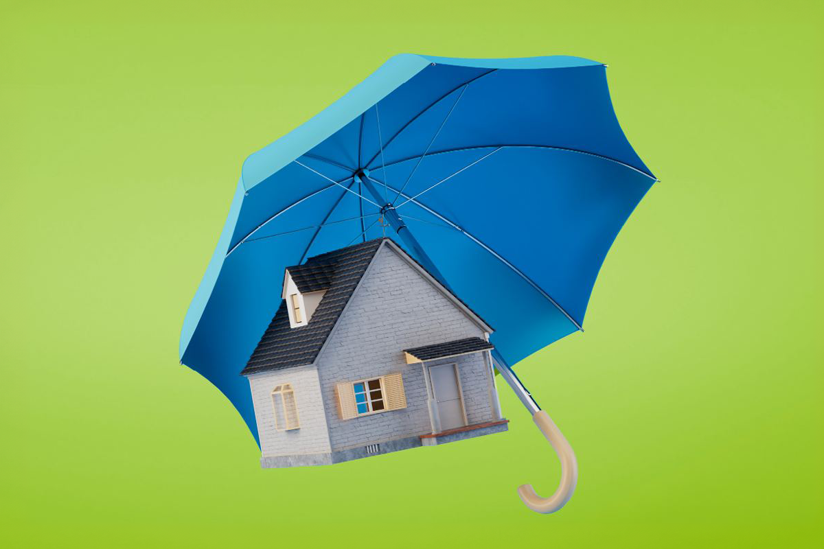 Modrý dáždnik chráni dom ako symbol poistenia