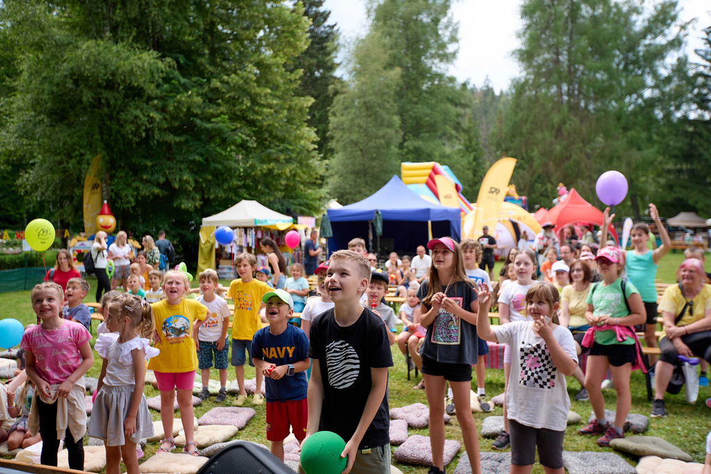 Deti nadšene sledujú vystúpenie na festivale